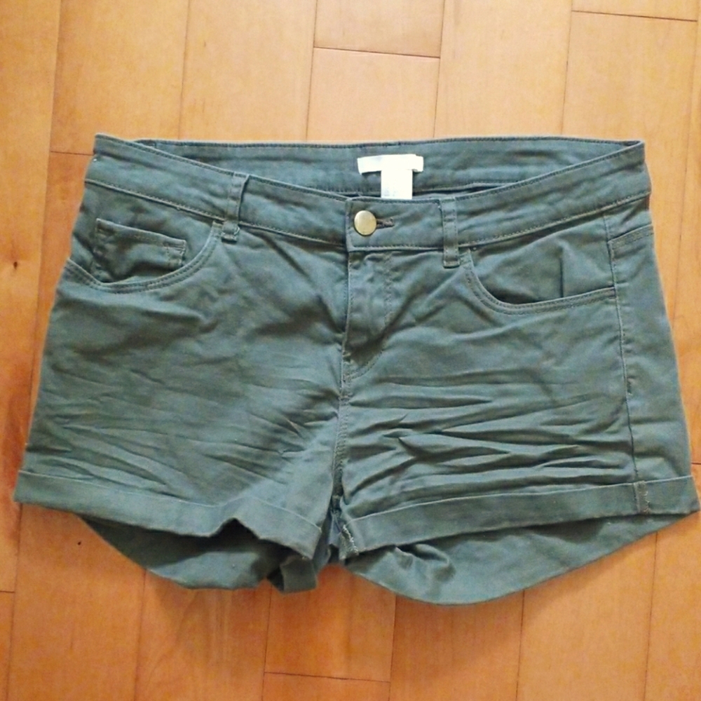 3/$30 High waisted army green cuffed shorts